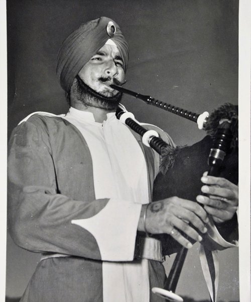 ‘Piper of the Patiala Regiment playing at the Parade on the King’s Official Birthday on June 13th on the Kongngsplein Batavia’, 1946 (Photo.31.019) ‘Piper of the Patiala Regiment playing at the Parade on the King’s Official Birthday on June 13th on the Kongngsplein Batavia’, 1946 (Photo.31.019)